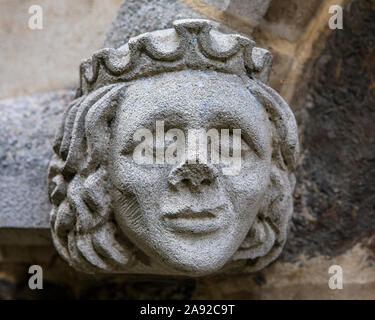 Essex, Regno Unito - 27 agosto 2019: un close-up di una scultura ornati sulla parte esterna della storica chiesa dell'abbazia di Waltham in Waltham Abbey Essex, UK. Foto Stock