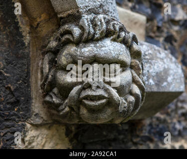 Essex, Regno Unito - 27 agosto 2019: un close-up di una scultura ornati sulla parte esterna della storica chiesa dell'abbazia di Waltham in Waltham Abbey Essex, UK. Foto Stock