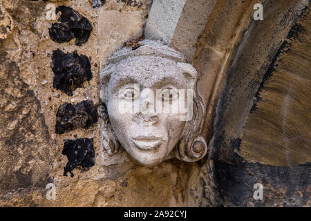 Essex, Regno Unito - 27 agosto 2019: un close-up di una scultura ornati sulla parte esterna della storica chiesa dell'abbazia di Waltham in Waltham Abbey Essex, UK. Foto Stock