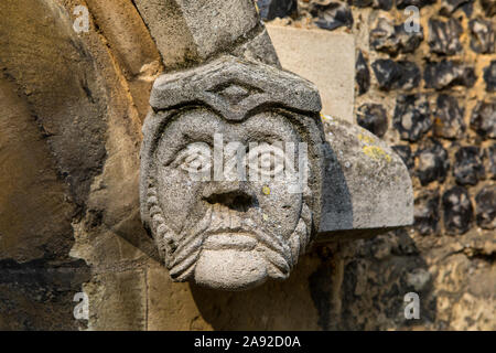 Essex, Regno Unito - 27 agosto 2019: un close-up di una scultura ornati sulla parte esterna della storica chiesa dell'abbazia di Waltham in Waltham Abbey Essex, UK. Foto Stock