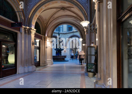 VIENNA, Austria - 29 ottobre 2019: passaggio di Ferstel Palace, noto anche come passaggio di Freyung, con piccoli negozi e caffetterie. Foto Stock