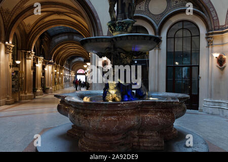 VIENNA, Austria - 29 ottobre 2019: passaggio di Ferstel Palace, noto anche come passaggio di Freyung, con piccoli negozi e caffetterie. Foto Stock