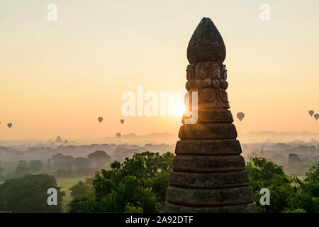 Il sorgere del sole su Bagan zona archeologica Foto Stock