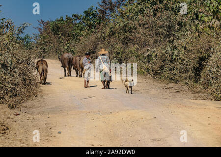 Strada di campagna nello Stato di Shan, Myanmar Foto Stock