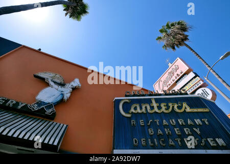 Vecchia pubblicità illuminata della gastronomia ebraica Canter's Restaurant, Bakery, Deli e Bar su North Fairfax Avenue, Hollywood, Los Angeles, USA Foto Stock