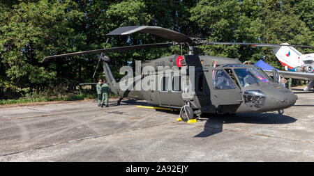 OSTRAVA, Repubblica Ceca - 22 settembre 2019: la NATO giorni. Un UH-60 Black Hawk elicottero della slovacca forza aria sul display statico. Controlli di equipaggi heli Foto Stock