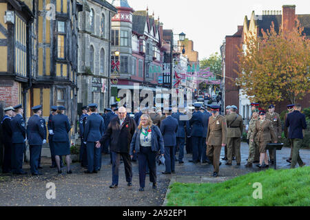 Giorno del Ricordo commemorazioni su una bella domenica di novembre, visto qui al Castello di Shrewsbury in Shropshire, Inghilterra. Foto Stock