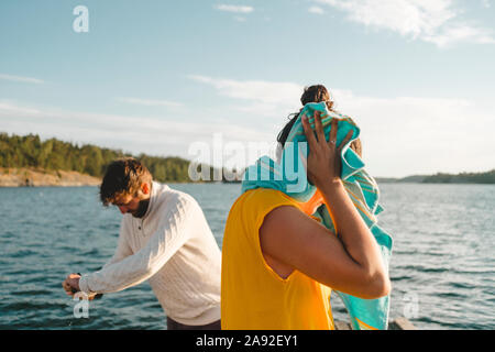 L uomo e la donna in mare Foto Stock