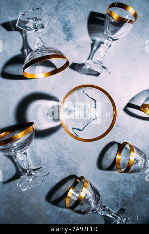 Eleganti calici di champagne con oro 18 carati studio shot, concept per la celebrazione e holoiday. Foto Stock