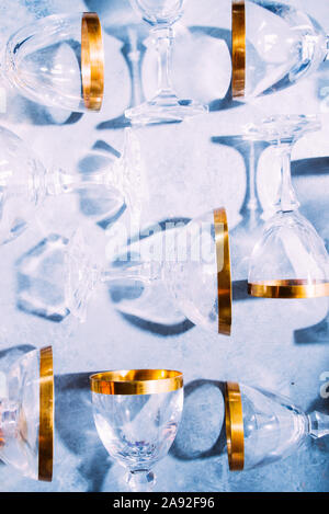 Eleganti calici di champagne con oro 18 carati studio shot, concept per la celebrazione e holoiday. Foto Stock