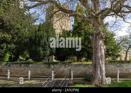 Street view in primavera, Earls Barton village, Northamptonshire, Regno Unito Foto Stock