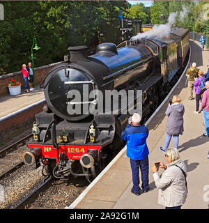 NYMR locomotiva a vapore n. 1264 entrando in stazione Pickering Foto Stock