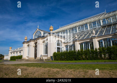 Surrey, Regno Unito - 14 Settembre 2019: l'iconica Casa temperate a Kew Gardens nel Surrey, Regno Unito. La casa Temperate vetrine più grandi impianti a Kew. Foto Stock