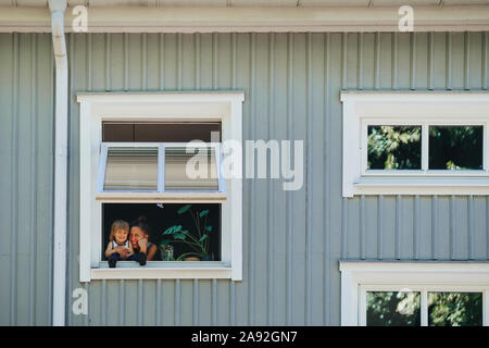 Madre e figlia visto attraverso la finestra Foto Stock