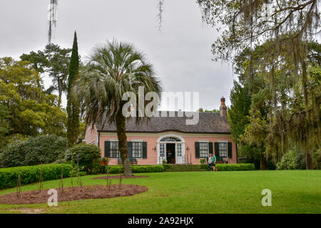 TALLAHASSEE, FLORIDA, Stati Uniti d'America - 29 marzo 2016 un paio a piedi vicino alla piantagione a Killearn cottage, situato nel Alfred B. Maclay Gardens State Park. Foto Stock