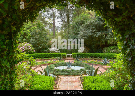 TALLAHASSEE, FLORIDA, Stati Uniti d'America - 29 marzo 2016 il giardino segreto alla piantagione a Killearn, nel Alfred B. Maclay State Park è bello progettato. Foto Stock