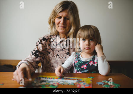 Nonna e nipote facendo puzzle Foto Stock