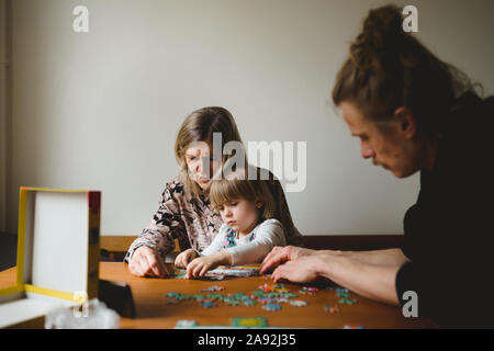 Nonni e nipote facendo puzzle Foto Stock