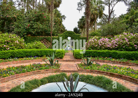 TALLAHASSEE, FLORIDA, Stati Uniti d'America - 29 marzo 2016 il giardino segreto alla piantagione a Killearn, nel Alfred B. Maclay State Park è bello progettato. Foto Stock