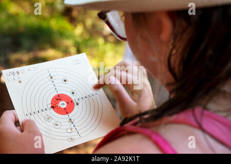 Ragazza controllo bersaglio Foto Stock