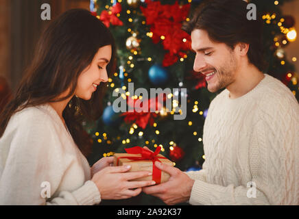 Coppia felice lo scambio di doni sul nuovo anno o xmas Foto Stock