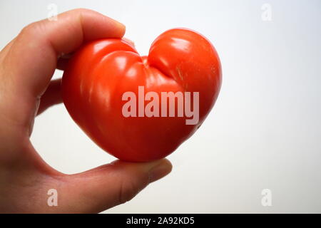 Cuore sano concetto (salute del cuore), a forma di cuore di bue (cuore) pomodoro Foto Stock