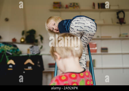 I bambini a casa Foto Stock