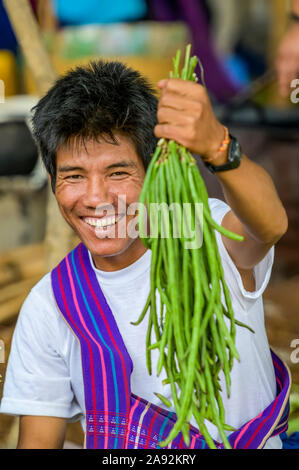 Uomo che detiene fagioli freschi; Shan state, Myanmar Foto Stock