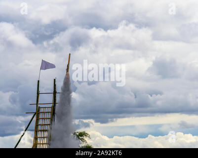 Razzo decollo nel cielo durante un festival del Myanmar; Yawngshwe, Shan state, Myanmar Foto Stock