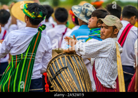 Uomo birmano che suona il tamburo in un festival di Pa'o; Yawngshwe, Shan state, Myanmar Foto Stock