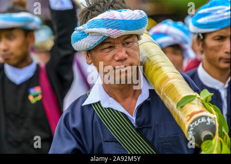 Gruppo di uomini con un razzo che cammina insieme durante un festival; Yawngshwe, Shan state, Myanmar Foto Stock