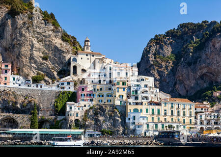 Edifici residenziali nella città di Amalfi costruiti lungo una scogliera sulla Costiera Amalfitana; Amalfi, Salerno, Italia Foto Stock