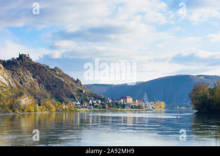 Dürnstein: fiume Donau (Danubio), Dürnstein village, Dürnstein Castello, Dürnstein Abbey, vigneti in Austria, Niederösterreich, Bassa Austria Wachau Foto Stock