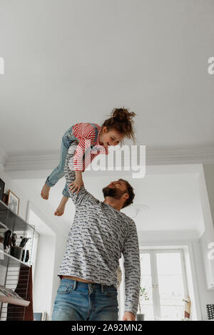 Padre e figlia giocando