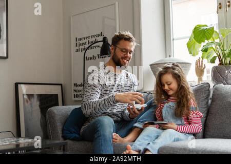 Padre e figlia guardando le immagini Foto Stock