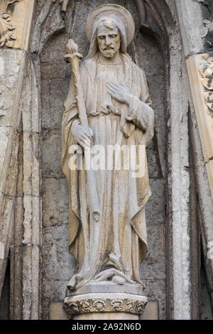 Scultura scolpita sulla parte esterna della Cattedrale di Exeter nella città di Exeter in Devon, Regno Unito. Foto Stock