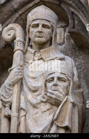 Scultura scolpita sulla parte esterna della Cattedrale di Exeter nella città di Exeter in Devon, Regno Unito. Foto Stock