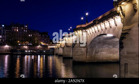 Famoso Pont Neuf ponte in Parigi al crepuscolo Foto Stock