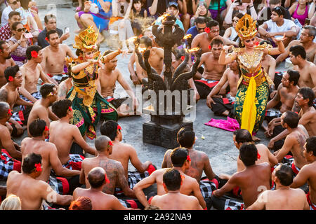 Spettacolo di danza Kecak; Uluwatu, Bali, Indonesia Foto Stock