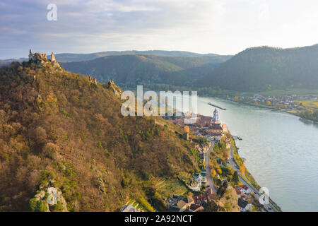 Dürnstein: fiume Donau (Danubio), Dürnstein village, Dürnstein Castello, Dürnstein Abbey, vigneti in Austria, Niederösterreich, Bassa Austria Wachau Foto Stock