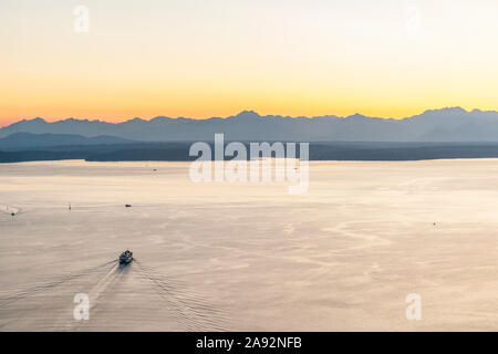 Una Stato di Washington traghetto sul suo cammino attraverso Elliott Bay e il Puget Sound verso Bainbridge Island e la Olympic Penninsula, Washington, Stati Uniti d'America. Foto Stock