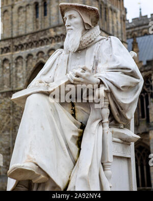 Statua del sacerdote italiano e uno dei più importanti teologi inglese del XVI secolo, Richard Hooker, situato nel parco di Exeter Cath Foto Stock