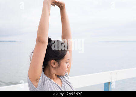 Donna stretching Foto Stock