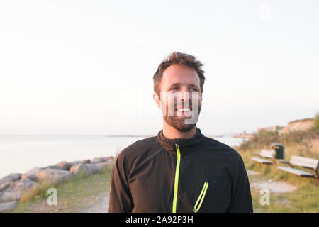 Uomo che guarda lontano Foto Stock