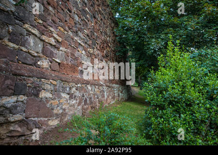 Una vista di uno dei superstiti porzioni della parete della città in Exeter Devon, Regno Unito. Foto Stock