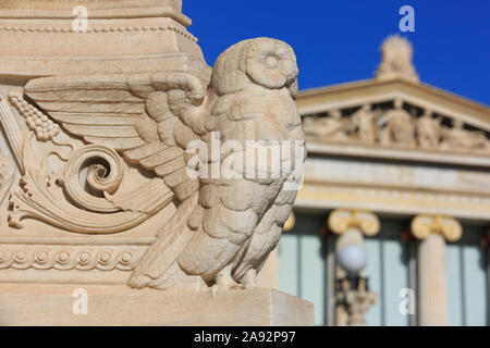 Close-up del gufo mitologico di Athena (Leonidas Drosis) all'entrata dell'Accademia di Atene, Grecia Foto Stock