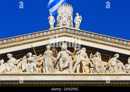 Le statue del dio greco Zeus seduti su un trono affiancato da Pallade Atena, Apollo e Hera sul timpano dell'Accademia di Atene, Grecia Foto Stock