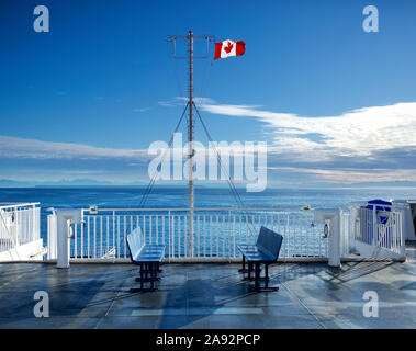 Ponte del nuovo BC Ferry con una bandiera canadese, andando a Mayne Island; British Columbia, Canada Foto Stock