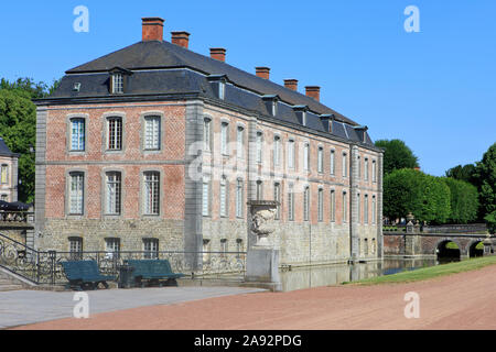 L'ala sinistra del XIV secolo del Chateau de Beloeil, residenza del Principe de Ligne, su una bella summerday in Beloeil (Hainaut), Belgio Foto Stock