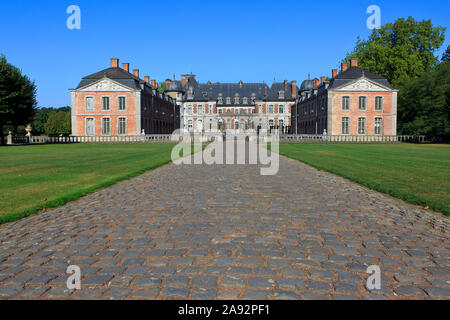 L'ingresso principale del XIV secolo del Chateau de Beloeil, residenza del Principe de Ligne, su una bella summerday in Beloeil (Hainaut), Belgio Foto Stock